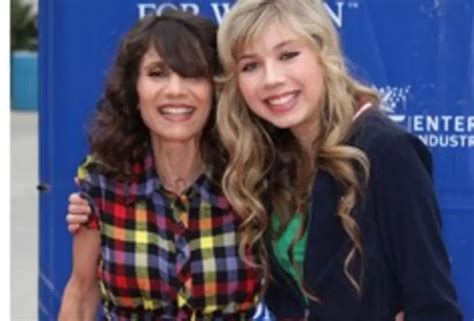 Jennette McCurdy Opens Up About Her Mom’s。